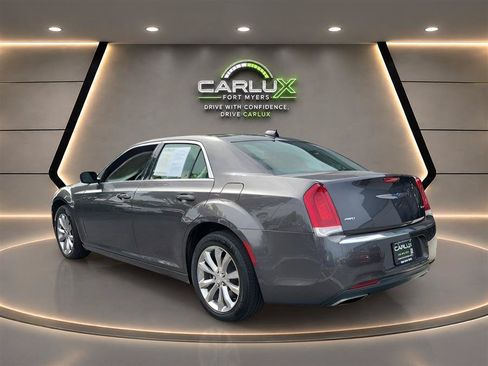 Used 2018 Chrysler 300 Touring L AWD/4WD image 4