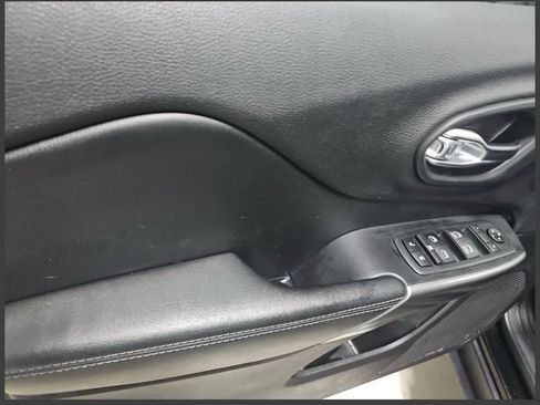 Used 2020 Jeep Cherokee Latitude Plus w/ Cold Weather Group AWD/4WD image 8
