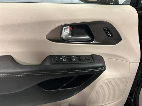 Used 2024 Chrysler Pacifica Touring-L w/ Uconnect Theater Family Group FWD image 14