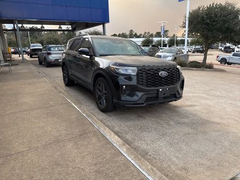Used 2025 Ford Explorer ST-Line w/ Premium Package image 2
