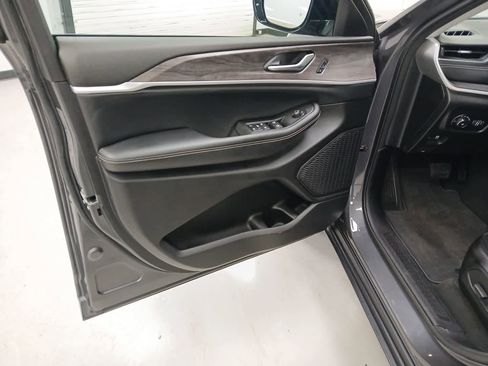 Used 2024 Jeep Grand Cherokee Limited image 8