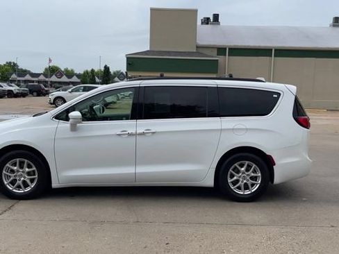 Used 2022 Chrysler Pacifica Touring-L FWD image 5