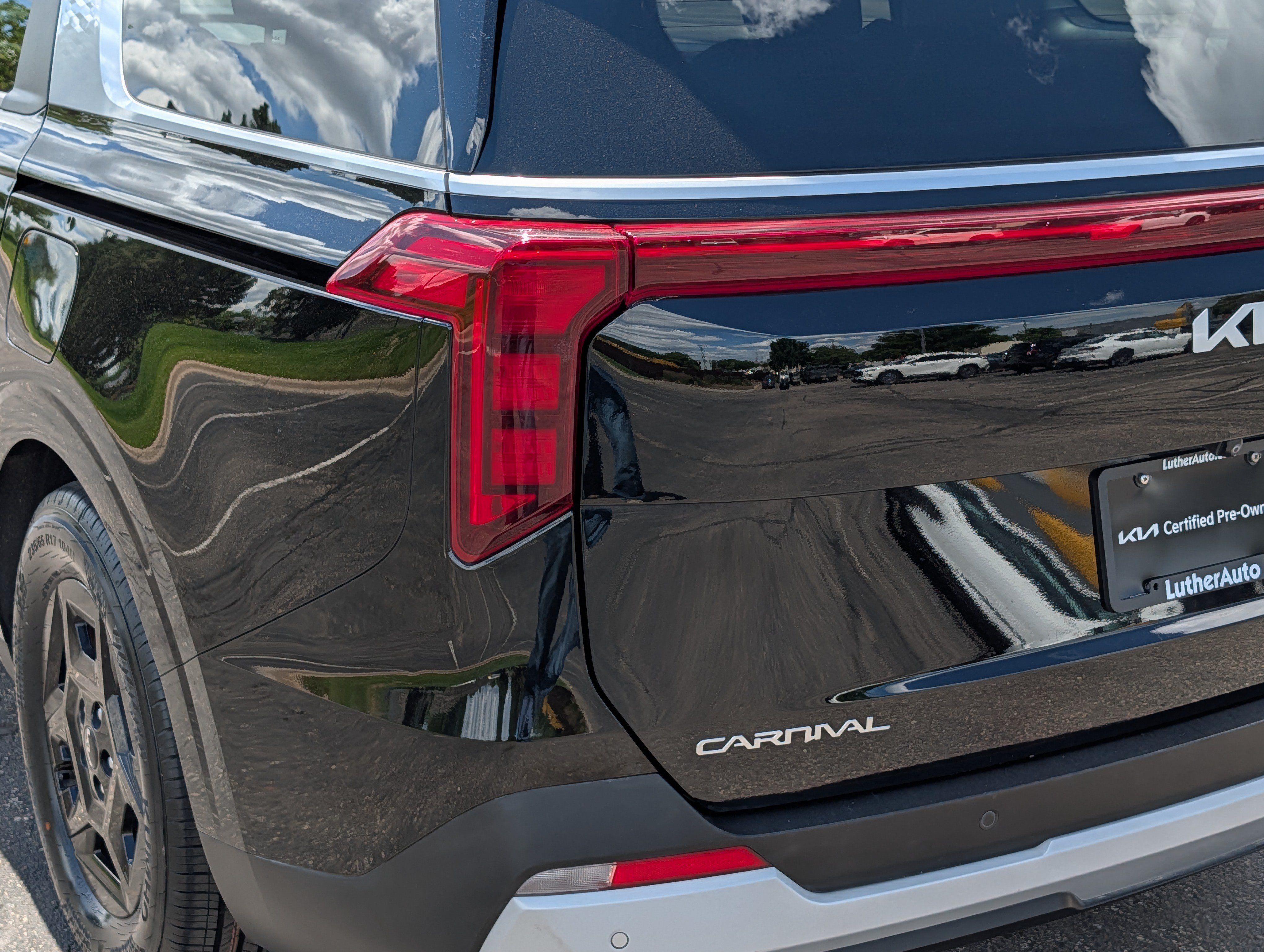 Certified 2025 Kia Carnival FWD image 17
