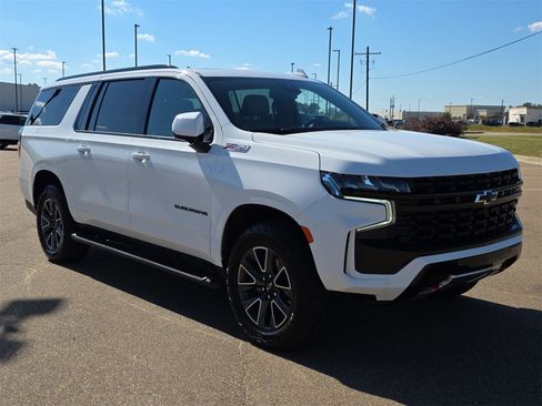Used 2023 Chevrolet Suburban Z71 w/ Luxury Package image 2