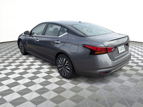 Used 2024 Nissan Altima 2.5 SV FWD image 3