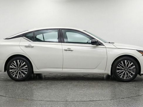 Used 2025 Nissan Altima 2.5 SV FWD image 11