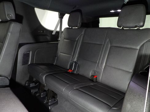 Used 2025 Chevrolet Suburban Z71 image 19