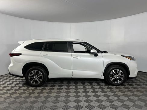 Used 2025 Toyota Highlander XLE image 5
