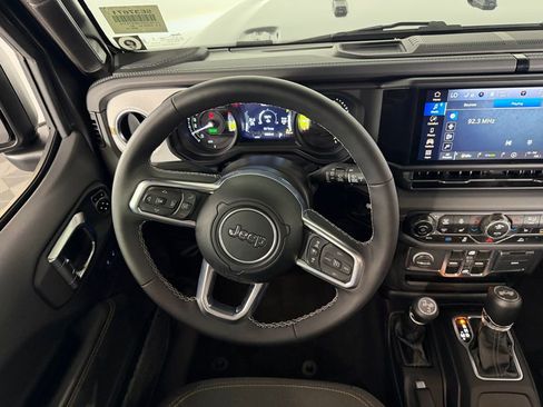 Used 2025 Jeep Wrangler Unlimited Sahara image 16