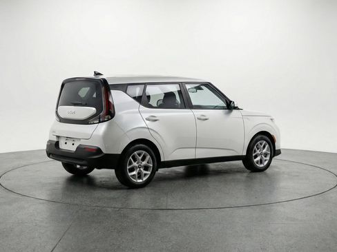 Used 2025 Kia Soul LX w/ LX Technology Package FWD image 9