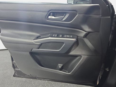 Used 2025 Nissan Pathfinder SL FWD image 26