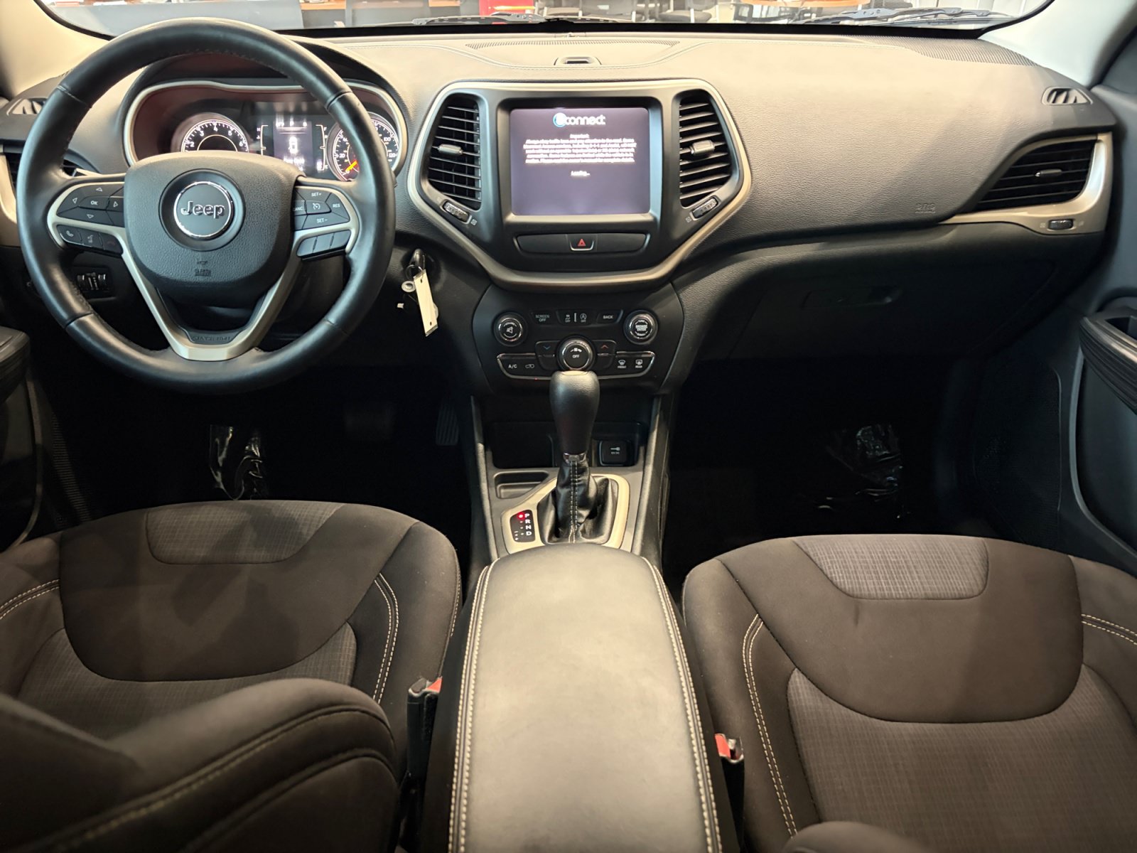 Used 2015 Jeep Cherokee Latitude FWD image 17
