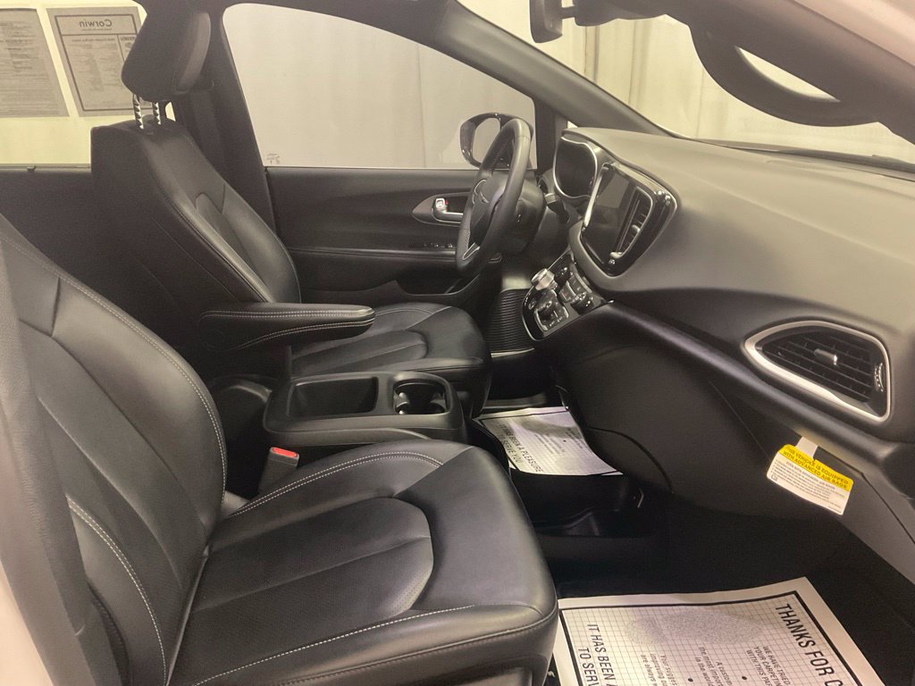 Used 2025 Chrysler Pacifica Select FWD image 25