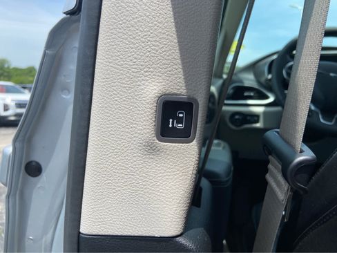 Used 2024 Chrysler Pacifica Touring-L FWD image 21