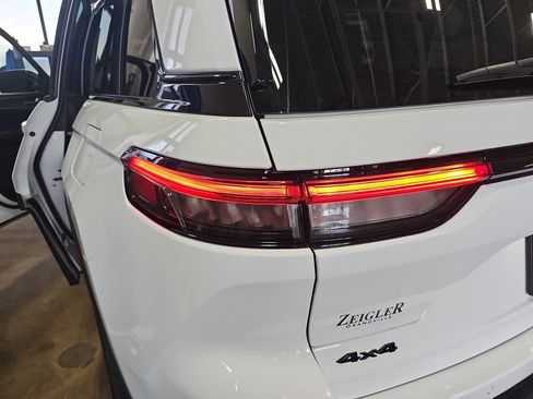 Used 2023 Jeep Grand Cherokee Limited w/ Black Appearance Package image 33