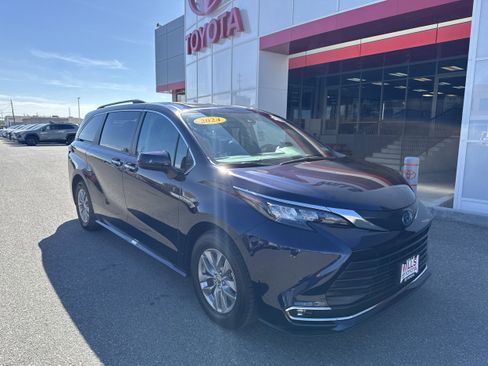 Used 2024 Toyota Sienna XLE FWD image 1