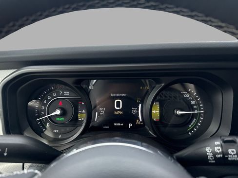 Used 2025 Jeep Wrangler Unlimited Sahara w/ Safety Group image 17