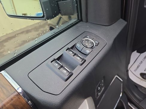 Used 2020 Ford F150 Lariat image 13