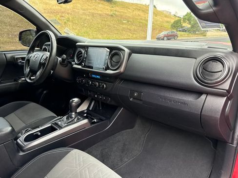 Used 2022 Toyota Tacoma TRD Off-Road AWD/4WD image 27