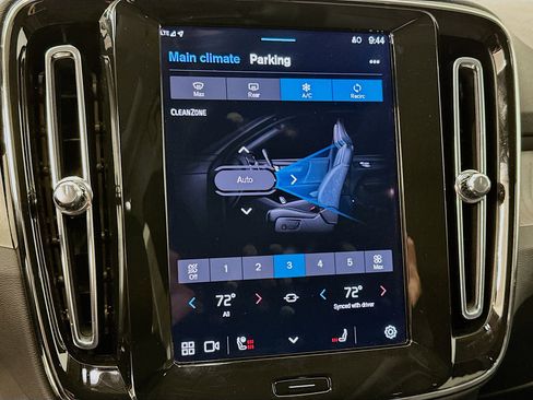 Used 2025 Volvo XC40 B5 Plus image 24