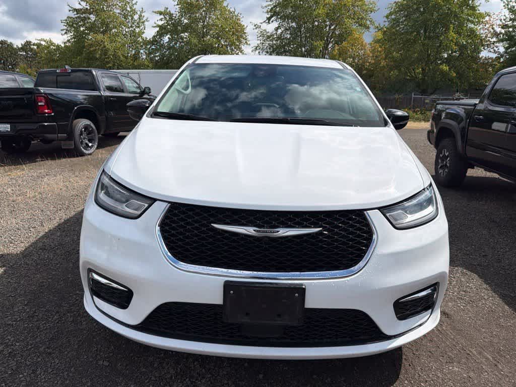 Used 2024 Chrysler Pacifica Limited FWD image 2