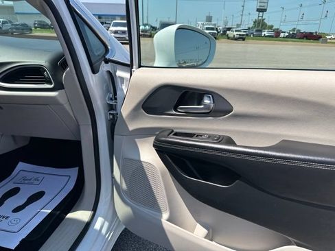 Used 2022 Chrysler Pacifica Touring-L FWD image 11