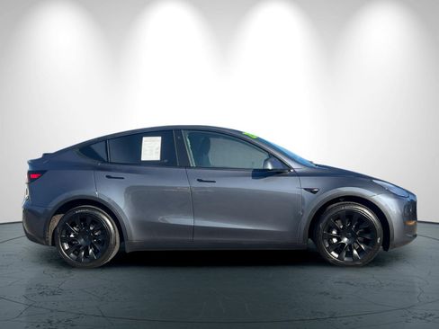Used 2023 Tesla Model Y Long Range image 3