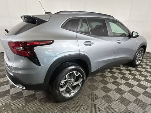 Used 2025 Chevrolet Trax LT FWD image 2