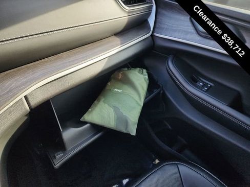 Used 2025 Jeep Grand Cherokee Limited w/ Luxury Tech Group II AWD/4WD image 44