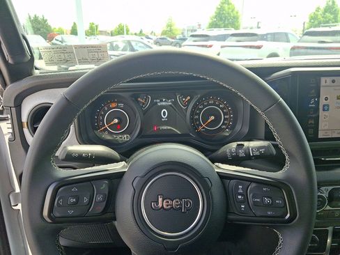 Used 2025 Jeep Wrangler Unlimited Sport AWD/4WD image 17