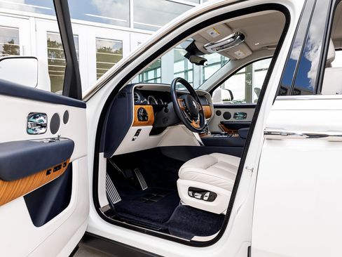 Certified 2023 Rolls-Royce Cullinan AWD/4WD image 29