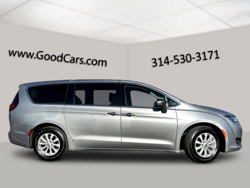 Used 2019 Chrysler Pacifica Touring Plus image 3