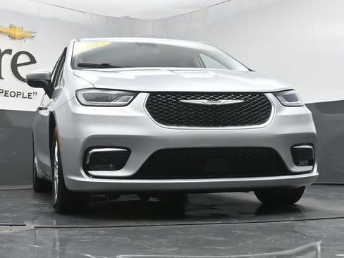 Used 2023 Chrysler Pacifica Touring-L FWD image 3