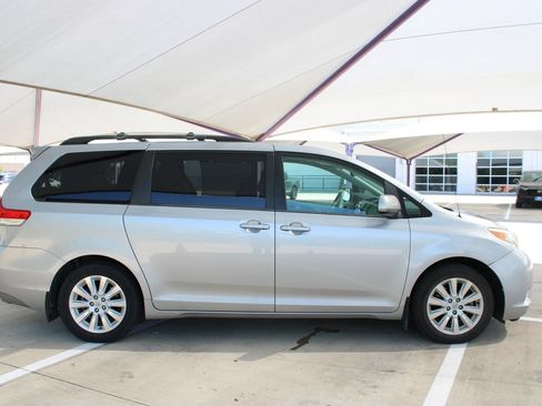 Used 2012 Toyota Sienna XLE AWD/4WD image 7