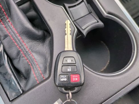 Used 2015 Toyota Camry SE FWD image 25
