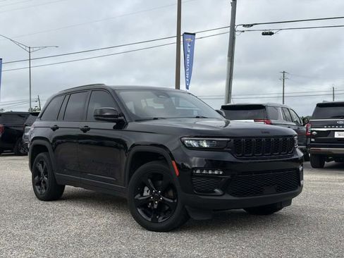 Used 2024 Jeep Grand Cherokee Limited w/ Black Appearance Package AWD/4WD image 2