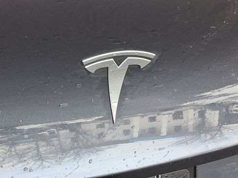 Used 2022 Tesla Model Y Long Range image 9