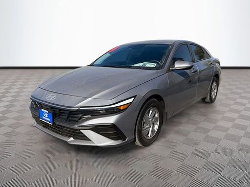 Used 2026 Hyundai Elantra SE FWD image 3