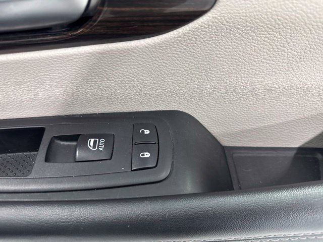 Used 2023 Chrysler Pacifica Limited FWD image 30