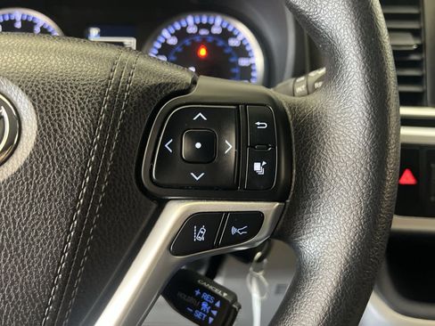 Used 2017 Toyota Highlander LE FWD image 33