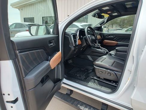 Used 2024 GMC Canyon AT4 w/ AT4 Premium Package AWD/4WD image 10