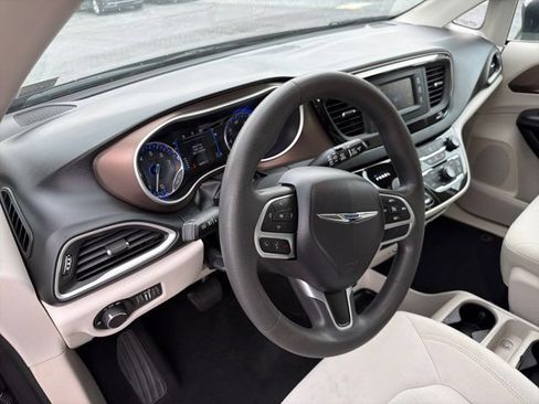 Used 2017 Chrysler Pacifica LX FWD image 15