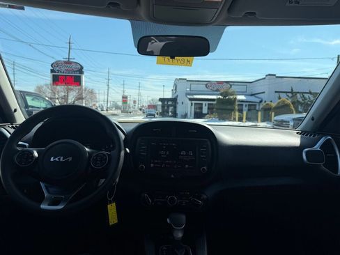 Used 2022 Kia Soul LX image 17