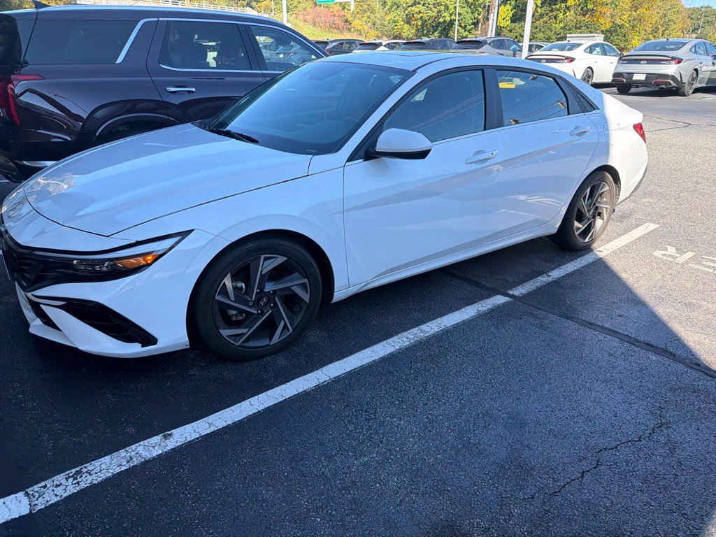Used 2024 Hyundai Elantra SEL w/ Convenience Package FWD image 3