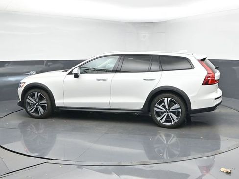 Used 2024 Volvo V60 B5 Cross Country Plus image 5