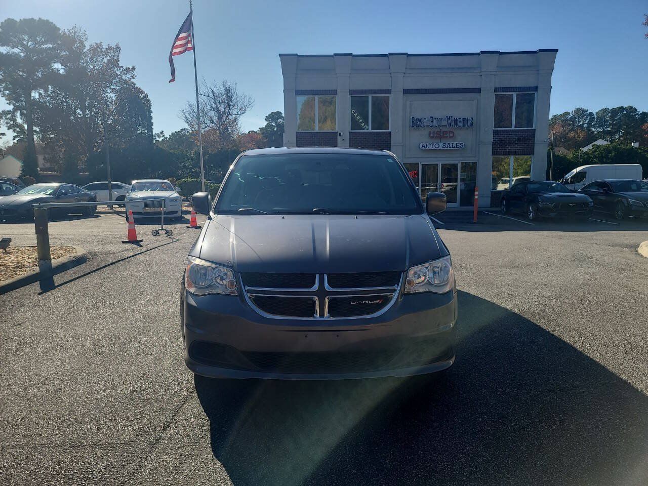 Used 2016 Dodge Grand Caravan SE FWD image 2