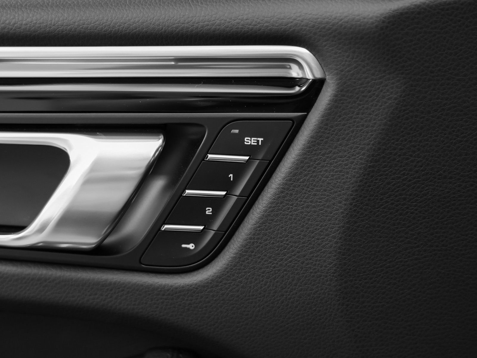Certified 2025 Porsche Macan AWD/4WD image 26