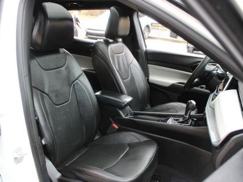 Used 2023 Jeep Compass Limited w/ Sun and Sound Group AWD/4WD image 11