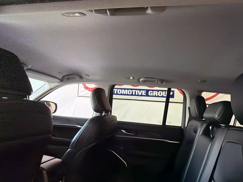 Used 2023 Jeep Grand Cherokee Limited w/ Black Appearance Package image 22