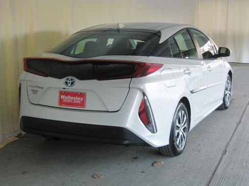 Certified 2022 Toyota Prius Prime LE image 6